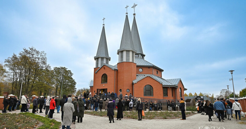 Msza św. w kaplicy na Cmentarzu Tynieckim